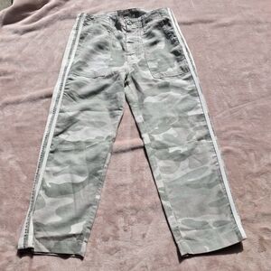 MOTHER Shaker Crop Fray Camo Pants size 25 versatile green racer stripe army USA